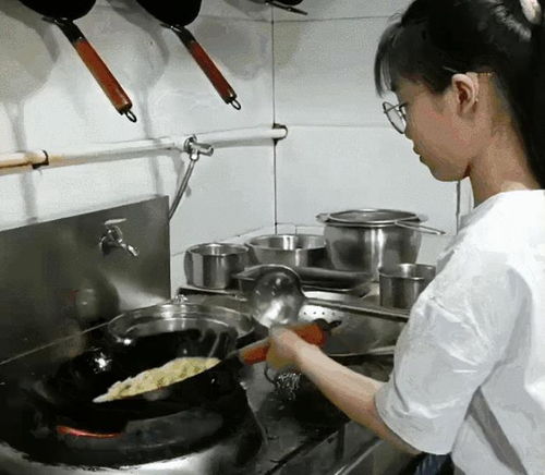 央视曝部分儿童厨具藏隐患，家长教孩子学做菜切忌盲目跟风